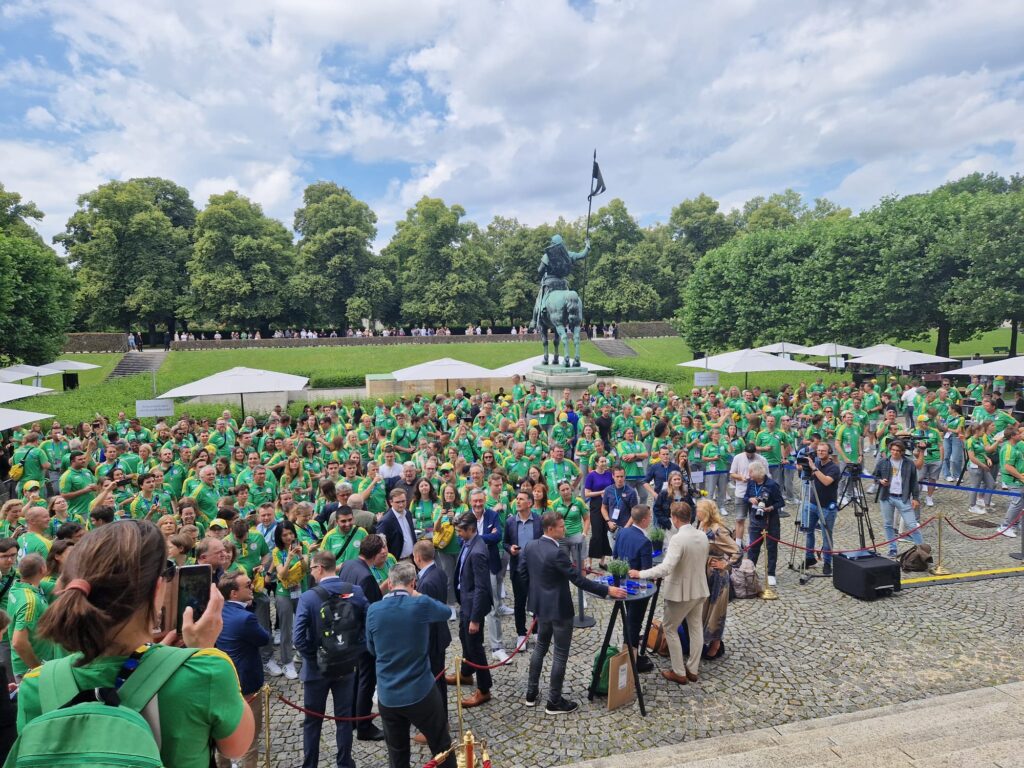 Der Garten der Staatskanzlei München gefüllt mit den Volunteers 