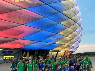 Ein Gruppenfoto vor der Allianz Arena mit Volunteers der EURO 2024