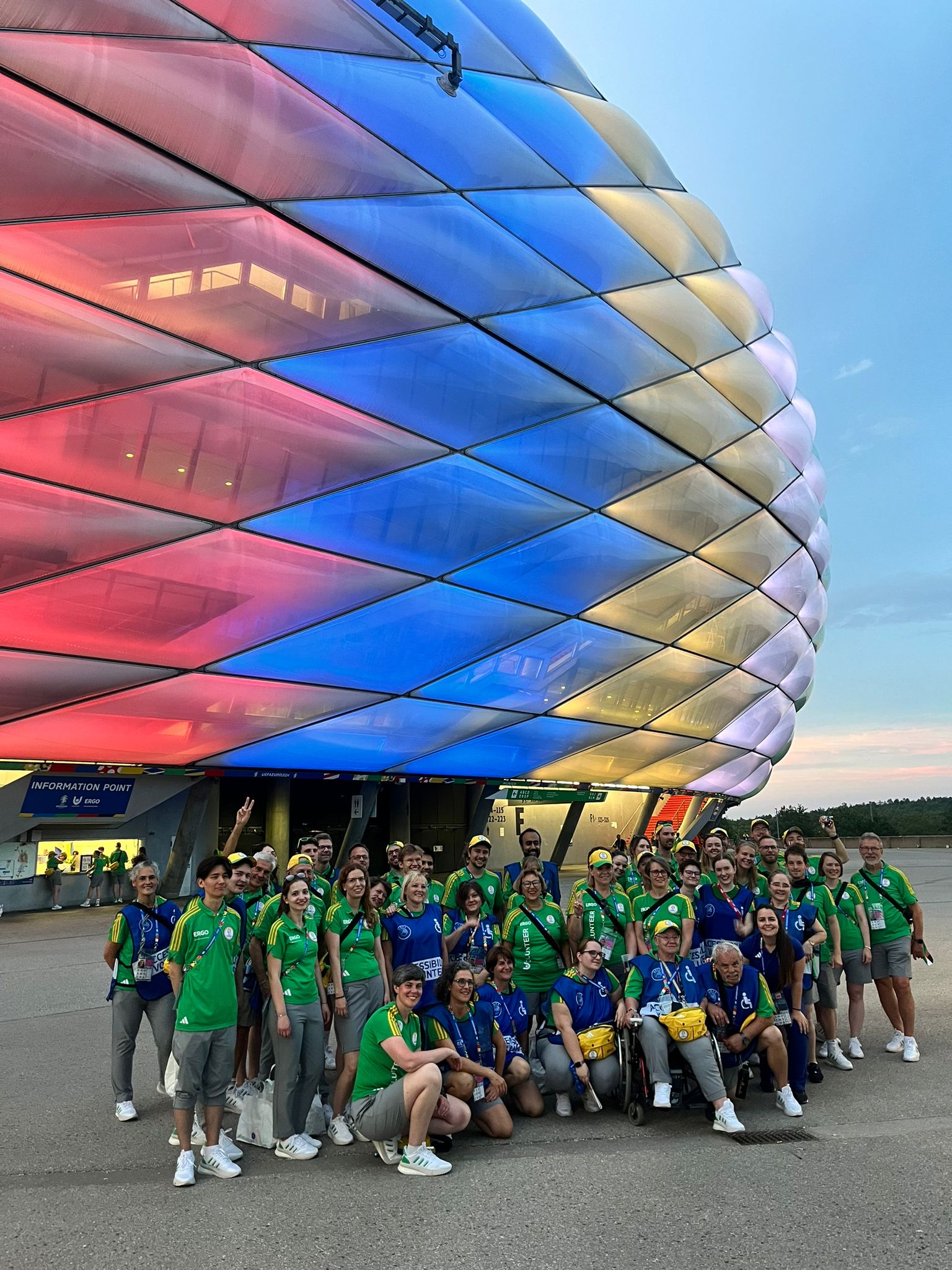 Ein Gruppenfoto vor der Allianz Arena mit Volunteers der EURO 2024