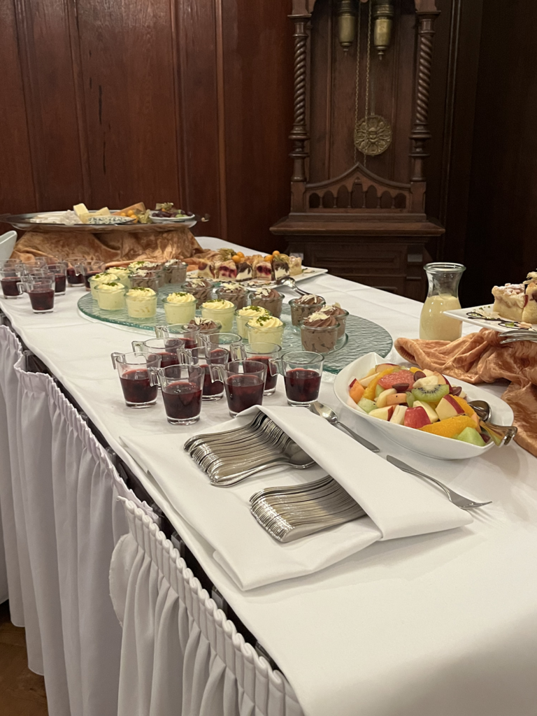 Dessert Buffett mit verschiedenen Cremes, Obst, Käse und Kuchen.
