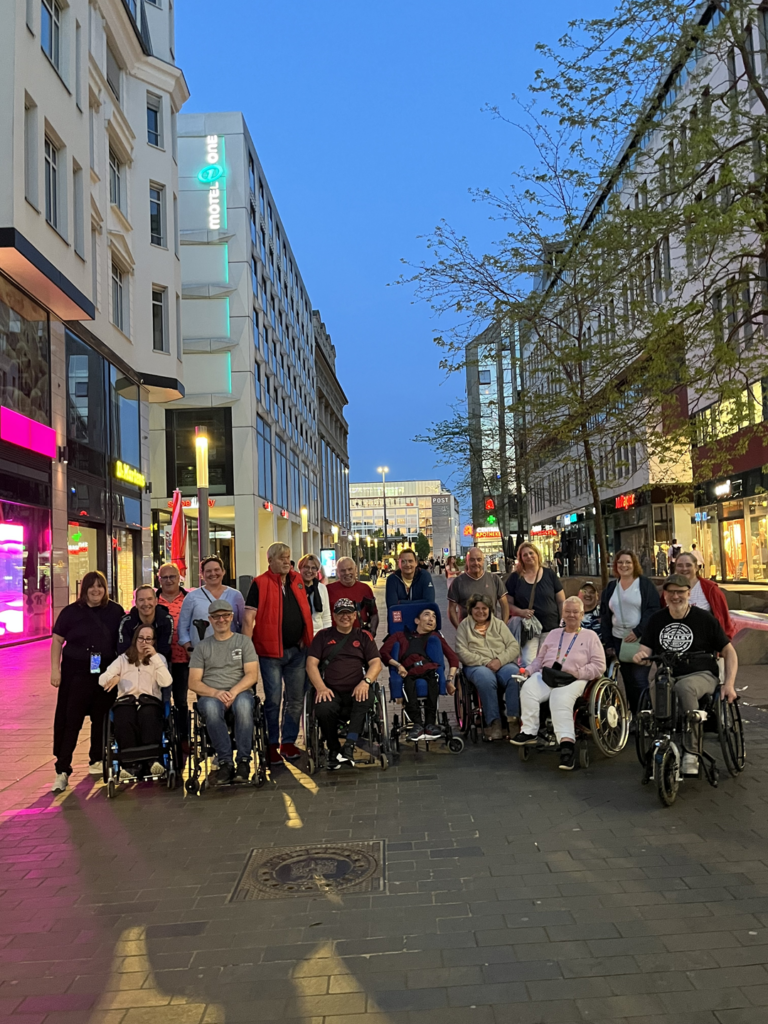 Ein Gruppenfoto in der Fußgägerzone von Leipzig bei Nacht.