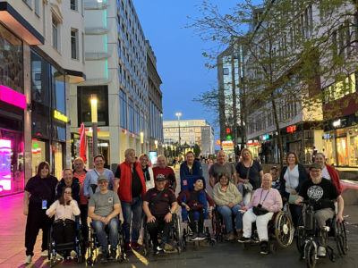 Ein Gruppenfoto in der Fußgängerzone von Leipzig bei Nacht.