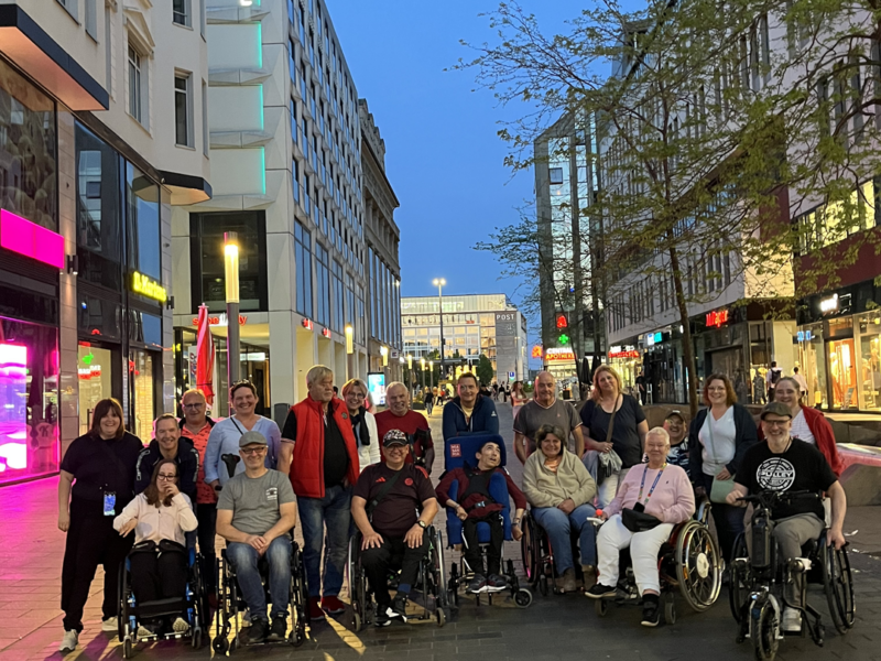 Ein Gruppenfoto in der Fußgängerzone von Leipzig bei Nacht.