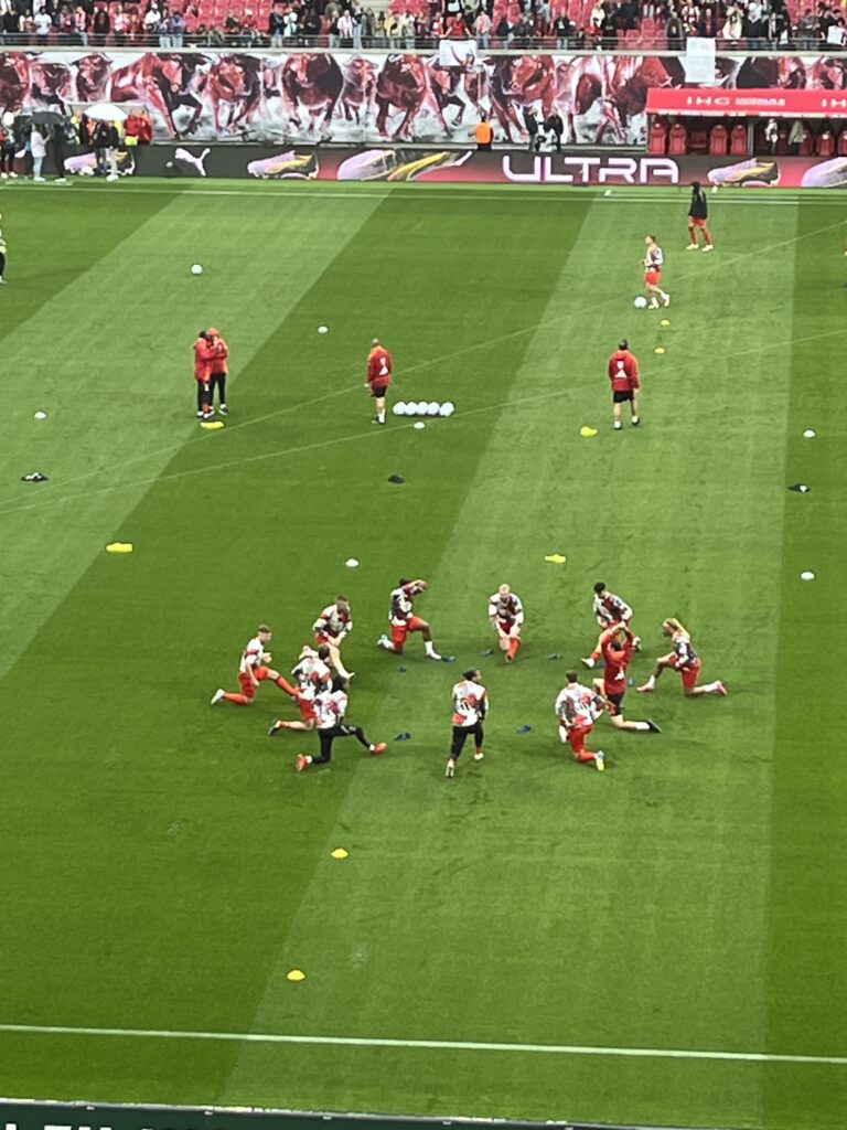 Die Mannschaft de FC Bayern beim Aufwärmen im Stadion von Leipzig