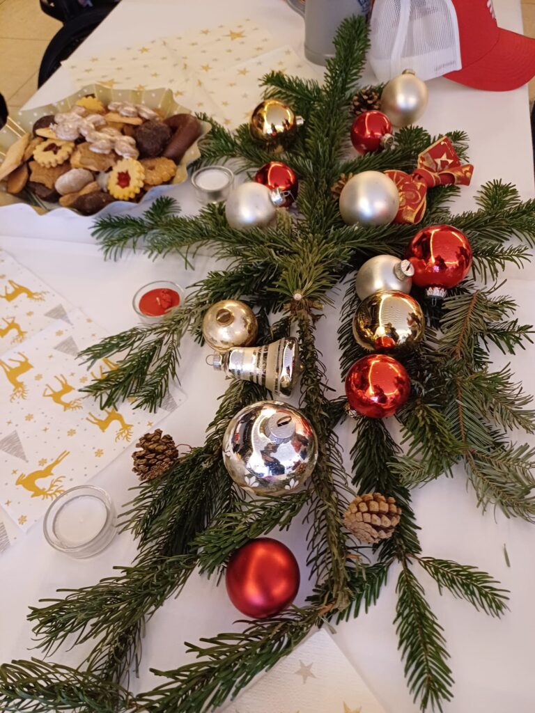 Ein weihnachtlich dekorierter Tisch.